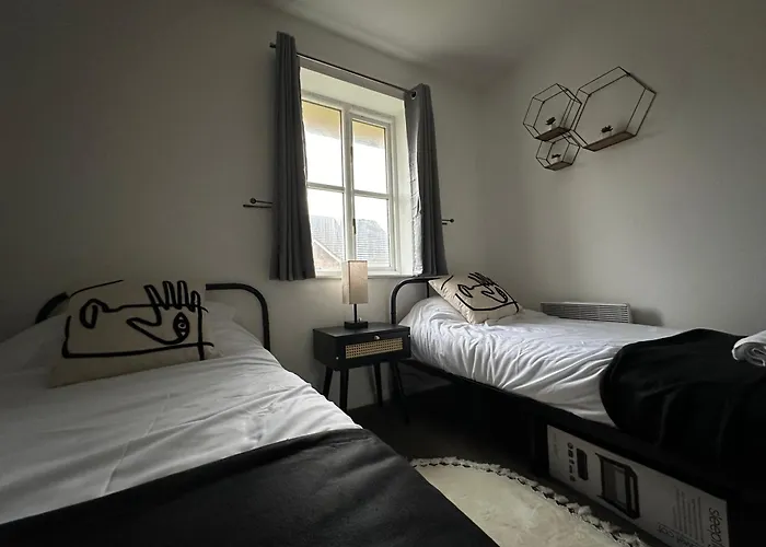 2 Bedroom Apartment - 2 Parking Spaces - Central Grays - Perfect For Contractors!