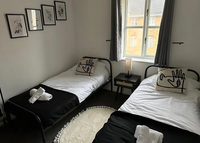 2 Bedroom Apartment - 2 Parking Spaces - Central Grays - Perfect For Contractors!