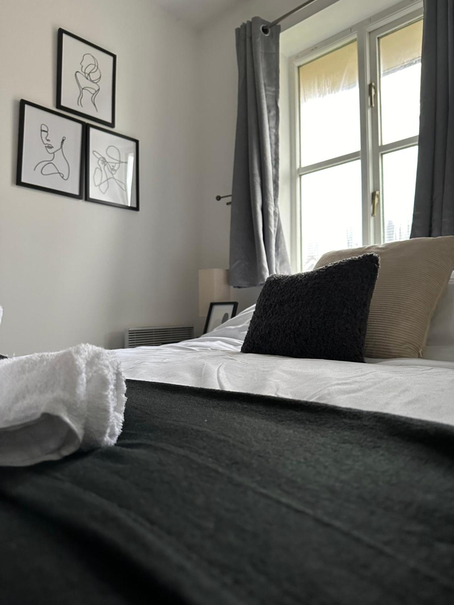 2 Bedroom - 2 Parking Spaces - Grays - Perfect For Contractors!