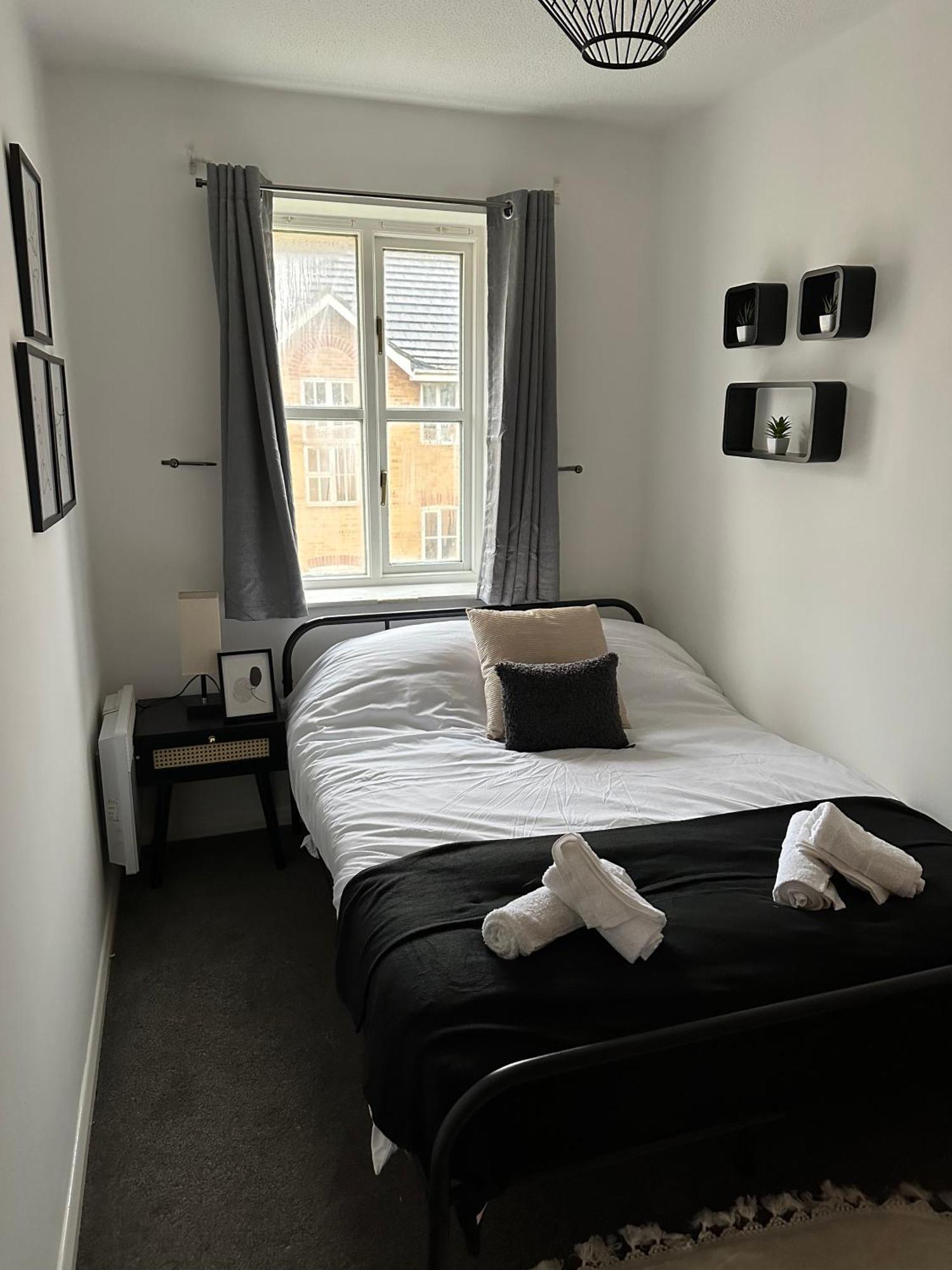 2 Bedroom - 2 Parking Spaces - Grays - Perfect For Contractors! Stifford