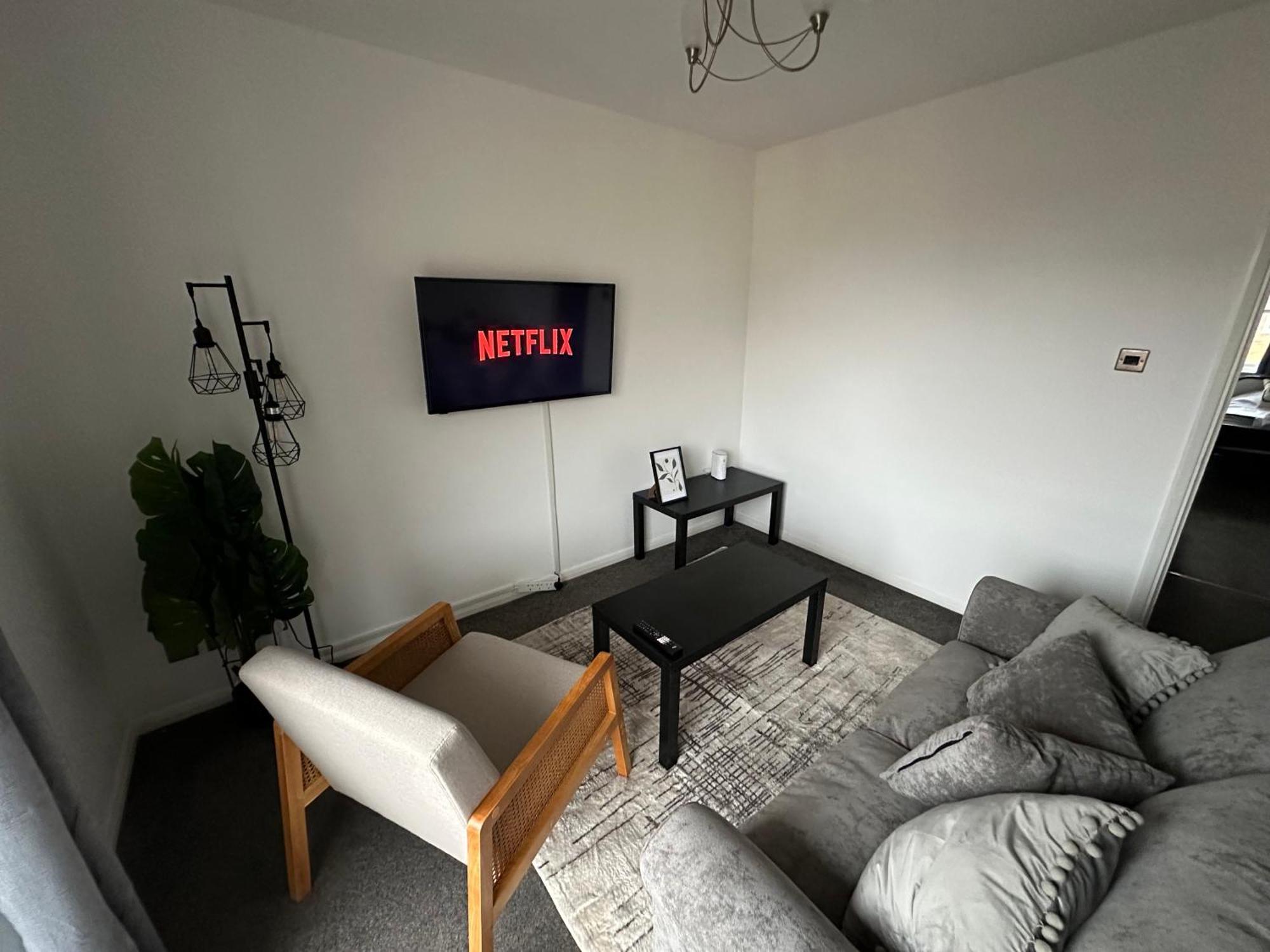 Apartment 2 Bedroom - 2 Parking Spaces - Grays - Perfect For Contractors! Stifford
