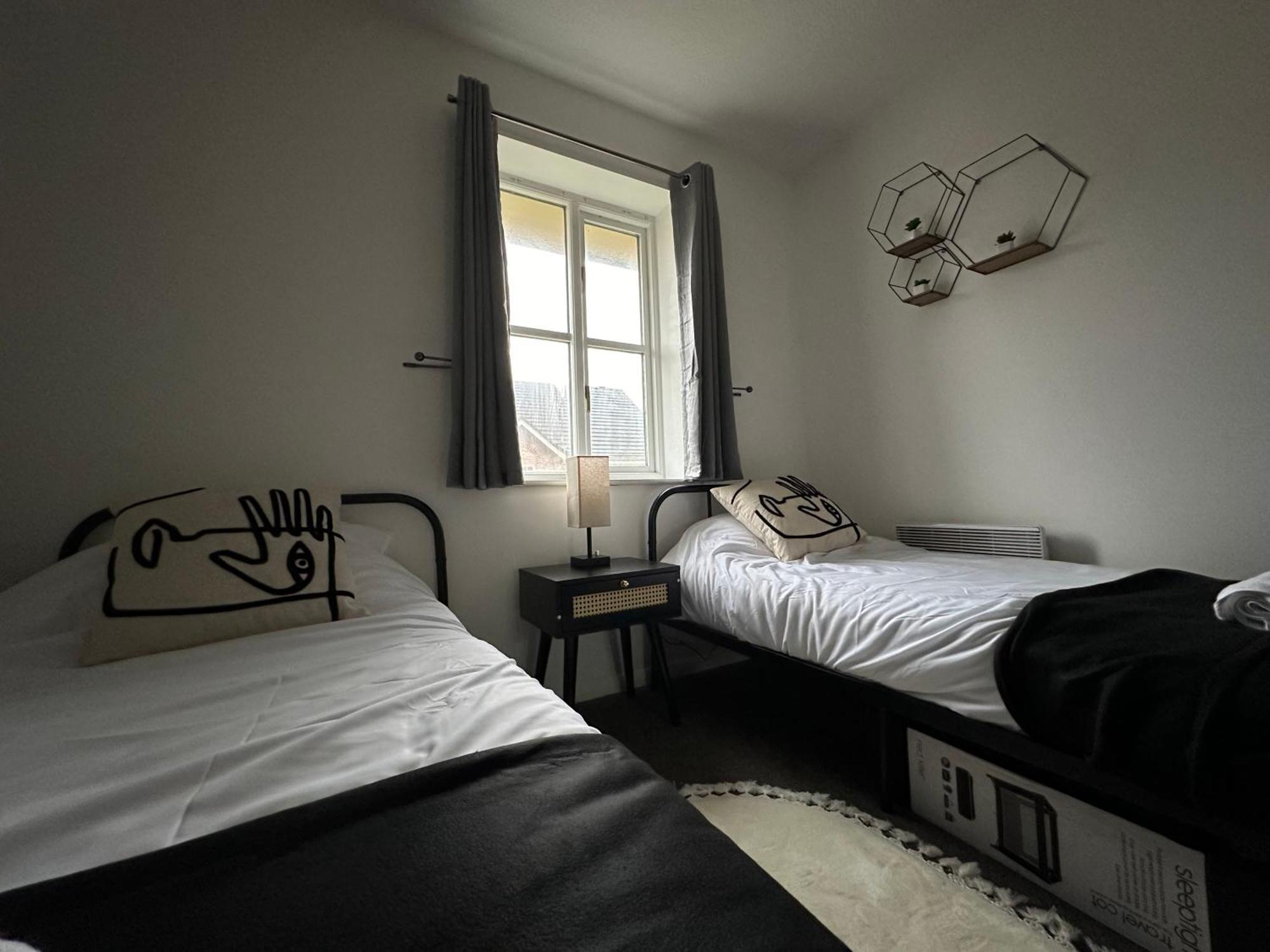 Apartment 2 Bedroom - 2 Parking Spaces - Grays - Perfect For Contractors!