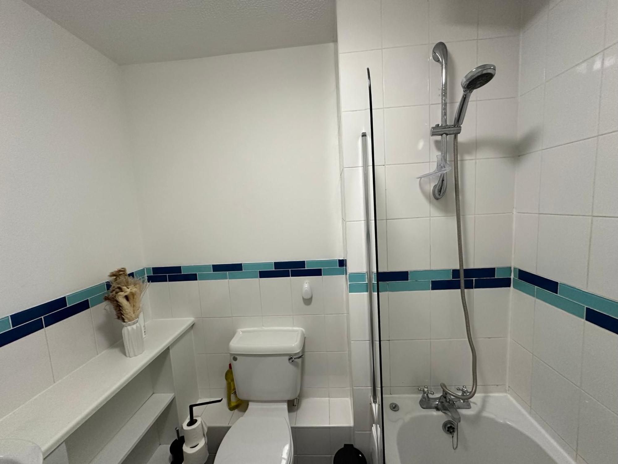2 Bedroom - 2 Parking Spaces - Grays - Perfect For Contractors! Apartment
