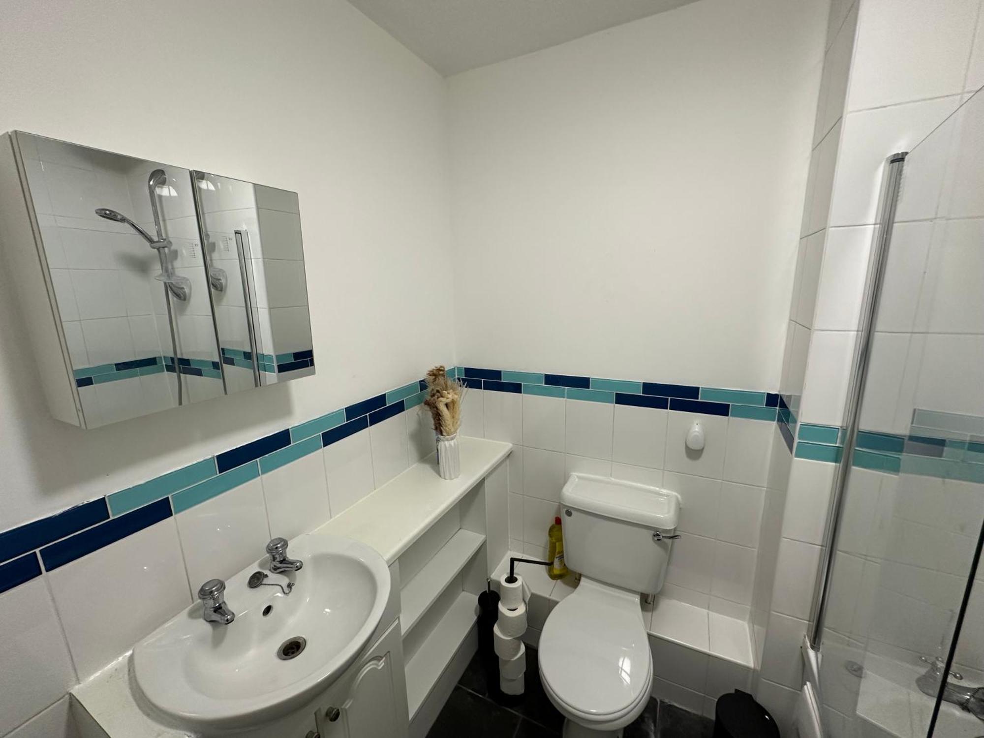 2 Bedroom - 2 Parking Spaces - Grays - Perfect For Contractors! *