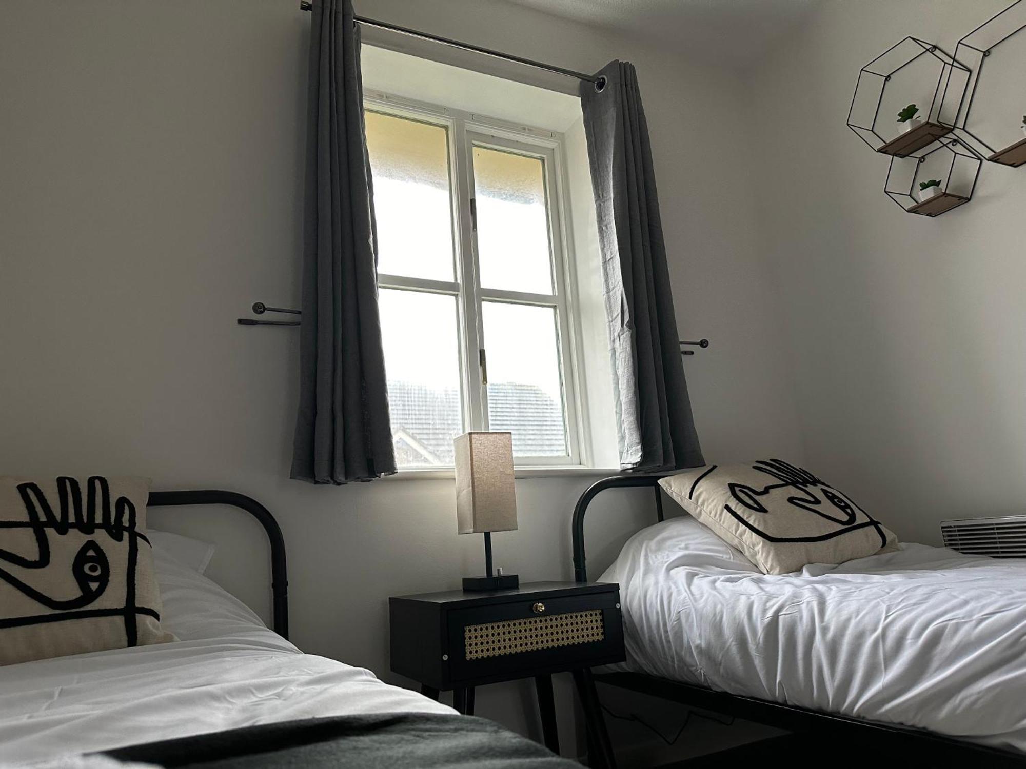 2 Bedroom - 2 Parking Spaces - Grays - Perfect For Contractors!