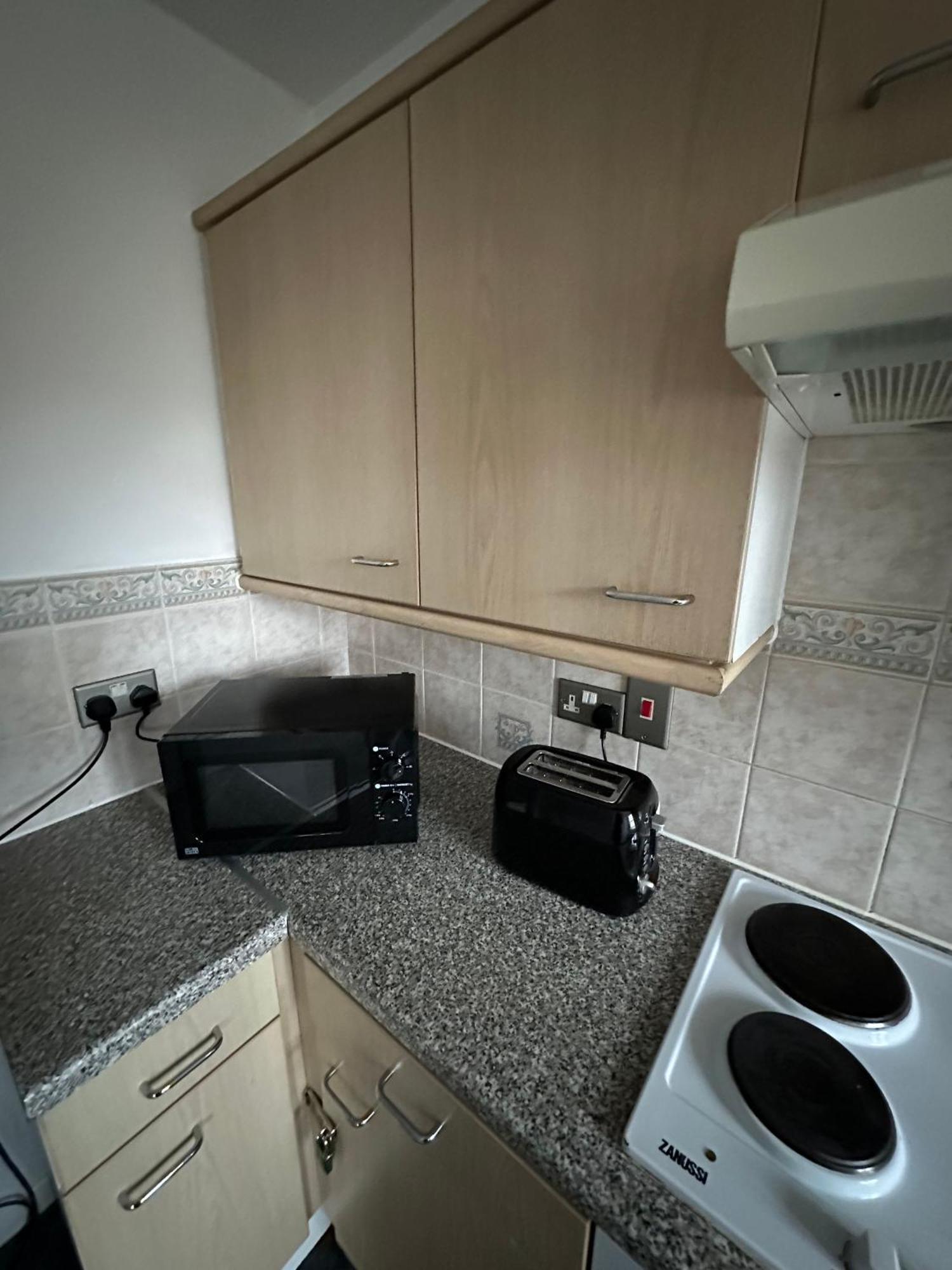 2 Bedroom - 2 Parking Spaces - Grays - Perfect For Contractors! * Stifford