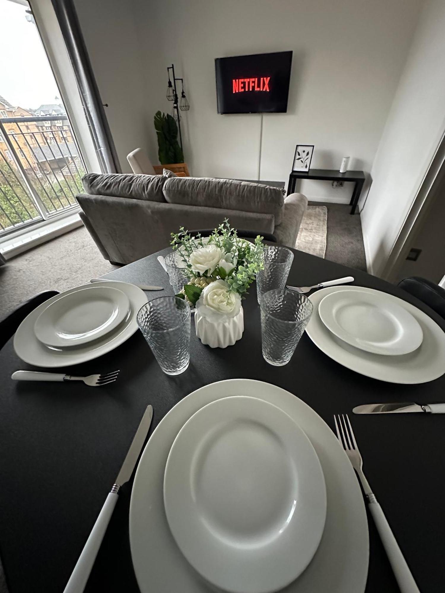 Apartment 2 Bedroom - 2 Parking Spaces - Grays - Perfect For Contractors!
