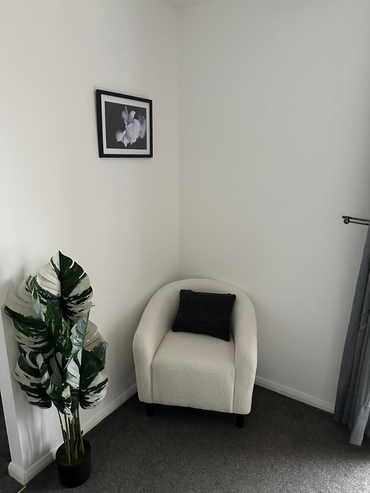 2 Bedroom - 2 Parking Spaces - Grays - Perfect For Contractors! Apartment