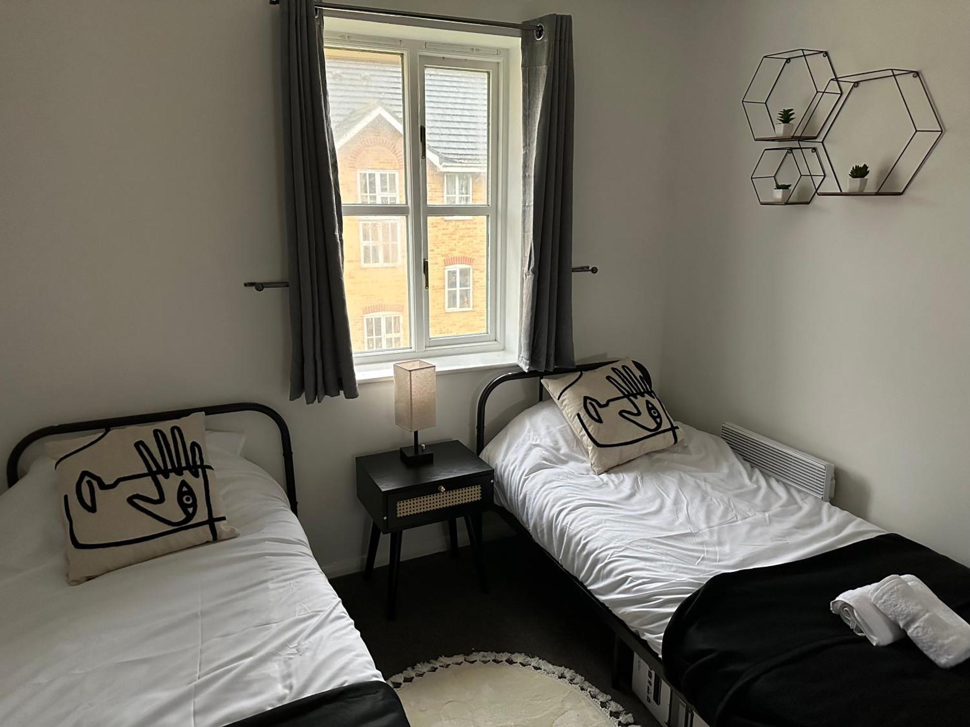 2 Bedroom - 2 Parking Spaces - Grays - Perfect For Contractors! *