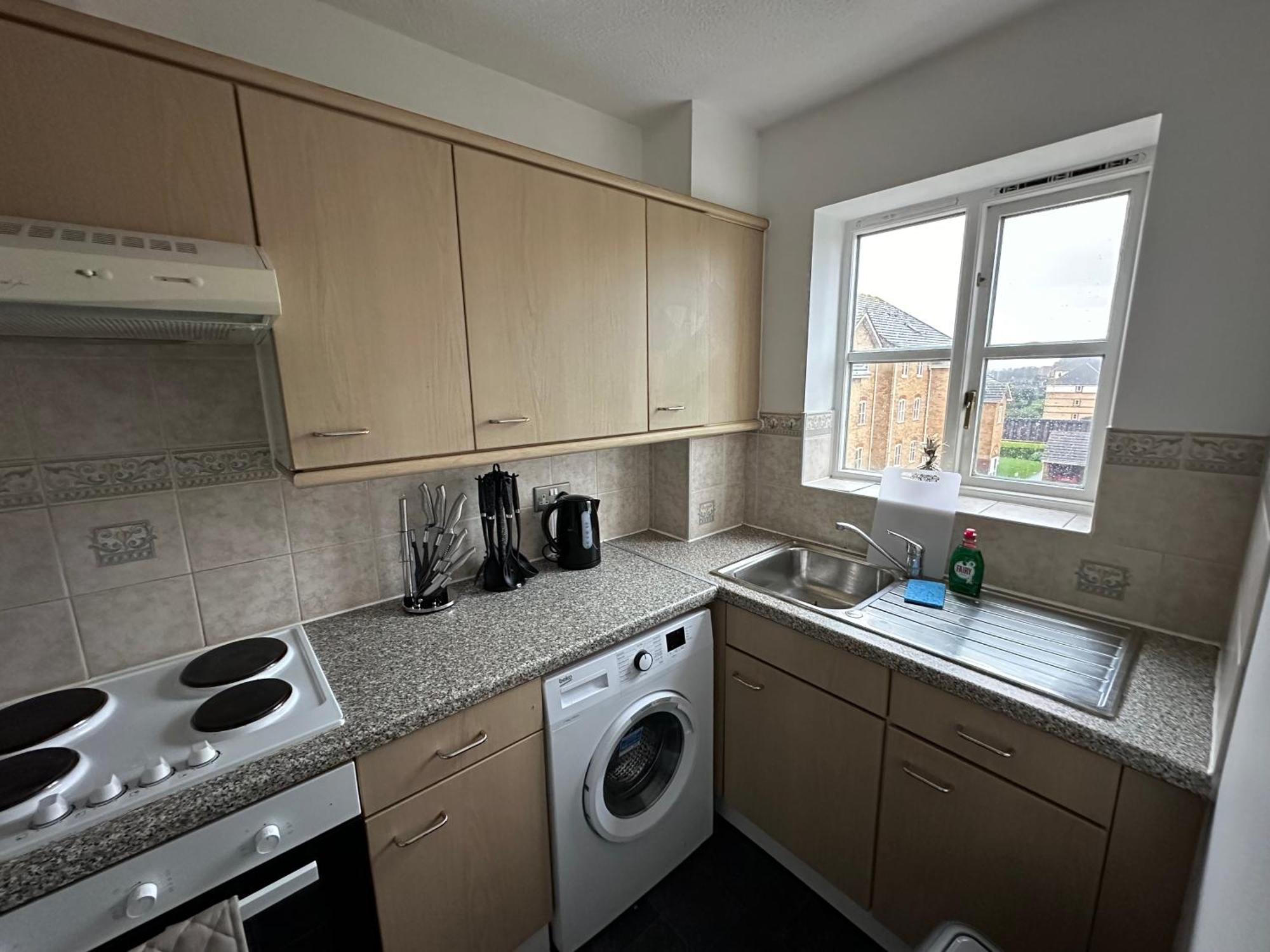 2 Bedroom - 2 Parking Spaces - Grays - Perfect For Contractors! * Stifford