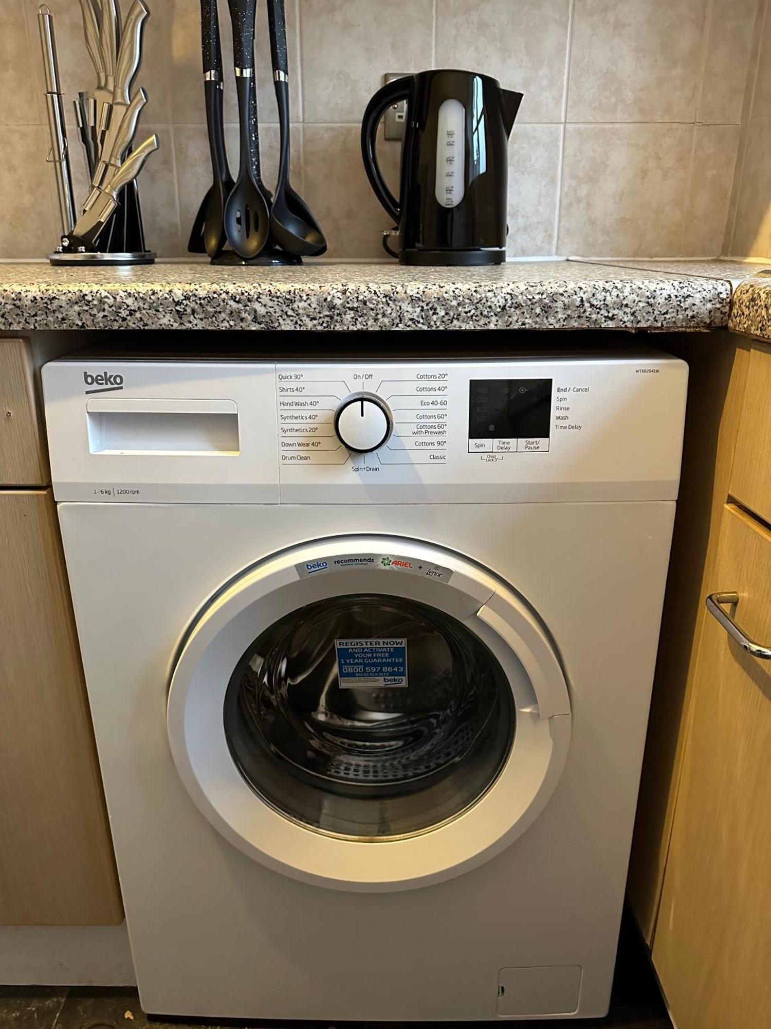 Apartment 2 Bedroom - 2 Parking Spaces - Grays - Perfect For Contractors!