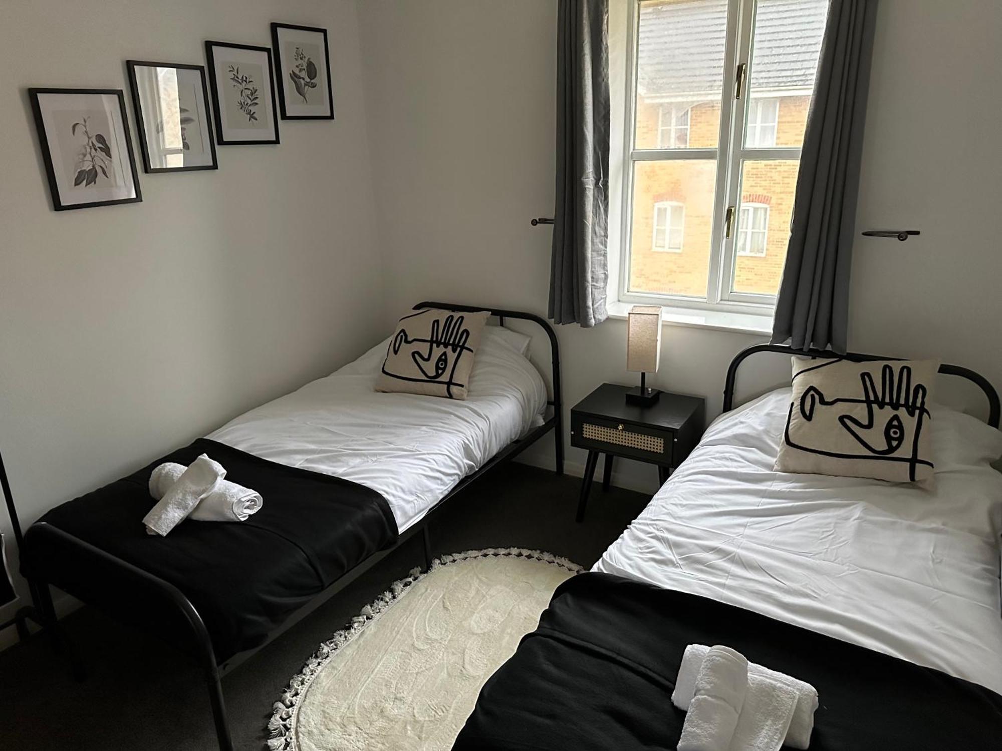 2 Bedroom - 2 Parking Spaces - Grays - Perfect For Contractors! Apartment *
