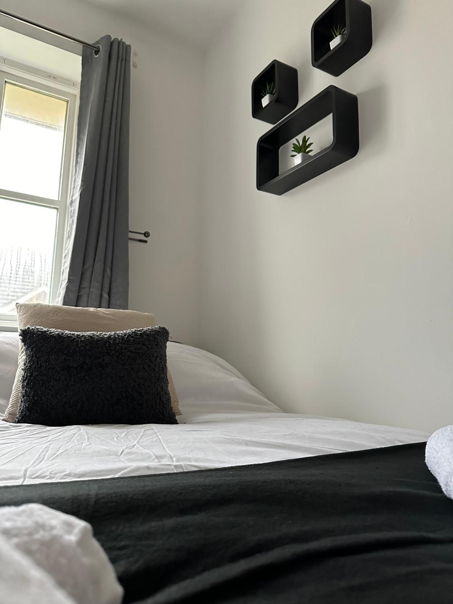 Apartment 2 Bedroom - 2 Parking Spaces - Grays - Perfect For Contractors! Stifford