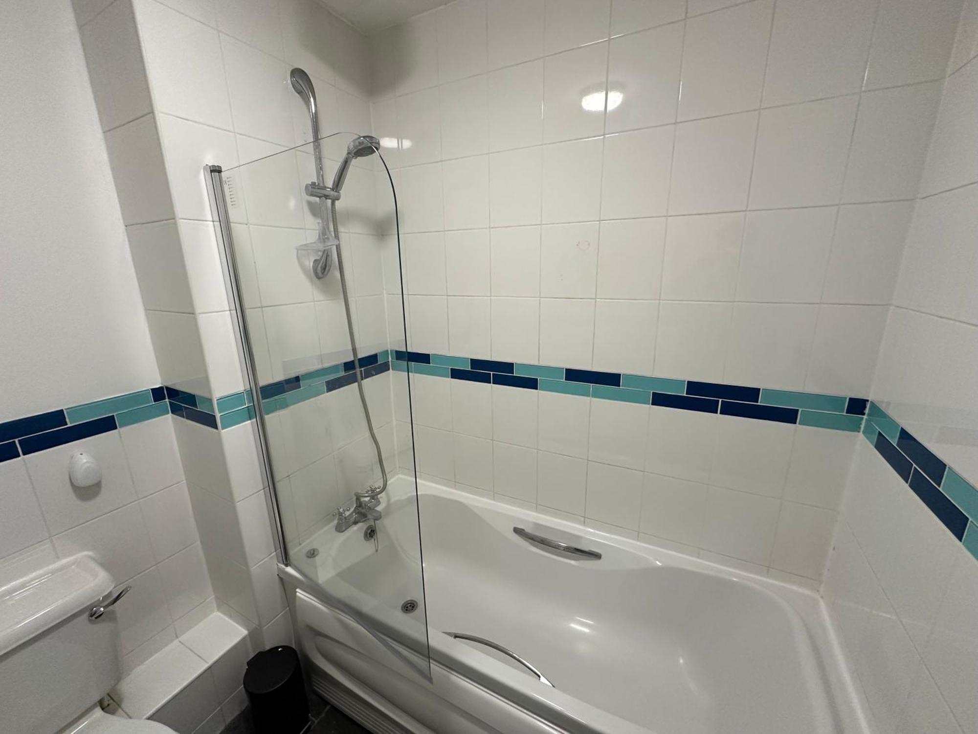 Apartment 2 Bedroom - 2 Parking Spaces - Grays - Perfect For Contractors!