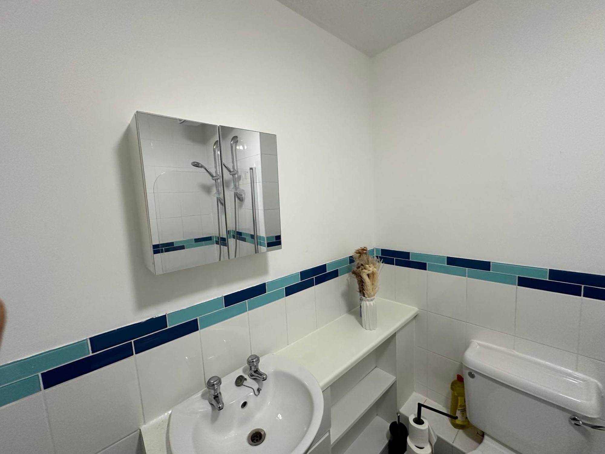 Apartment 2 Bedroom - 2 Parking Spaces - Grays - Perfect For Contractors! Stifford